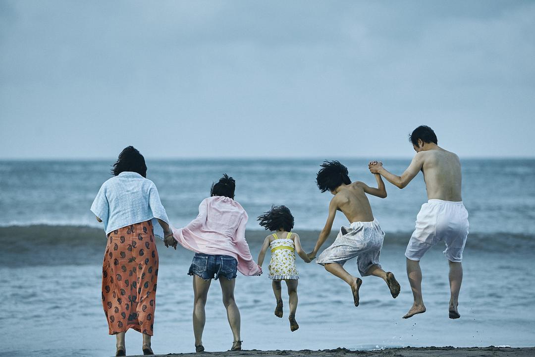 《小偷家族》海报第1张图片